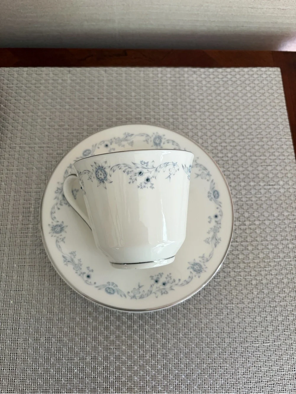 Share Royal Doulton Angelique H4997 - Tea Cup & Saucer Set, Fine Bone China, set